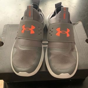 Tennis shoes